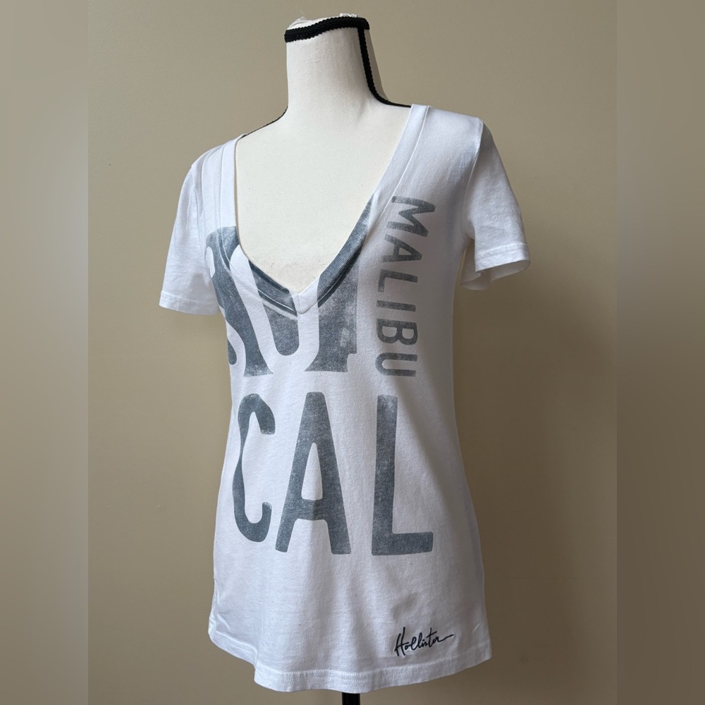 Hollister White and Gray Graphic V-Neck Tee - Picture 3 of 10